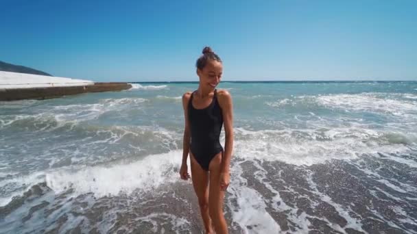 Glückliches Mädchen im winkenden Meer — Stockvideo