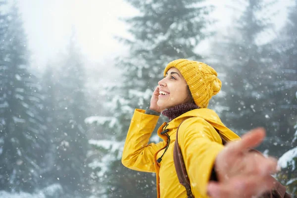 Ispirato viaggiatore ragazza godendo innevato inverno passeggiata nella foresta, sentirsi bene concetto, seguimi mano — Foto Stock