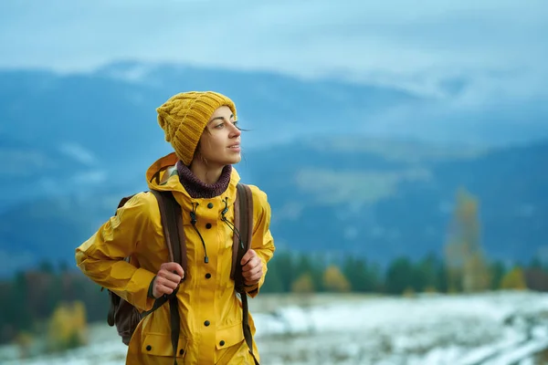 Kvinne vandrende i fjell alene, rolig slyngel fredfull ser bort – stockfoto
