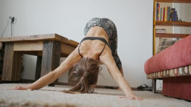 Kadın evde yoga ve esneme egzersizleri yapıyor. — Stok video