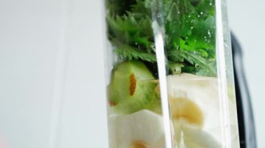 Sağlıklı ve besleyici kahvaltı için smoothie hazırlıyorum.