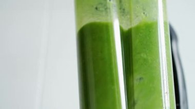 Sağlıklı ve besleyici kahvaltı için smoothie hazırlıyorum.