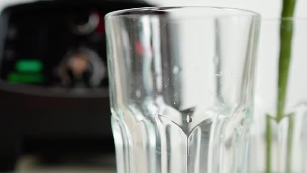 在健康营养早餐的玻璃杯中倒入绿色冰沙 — 图库视频影像