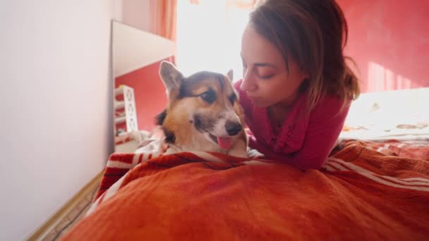 Vacker ung kvinna med sin hund hemma — Stockvideo