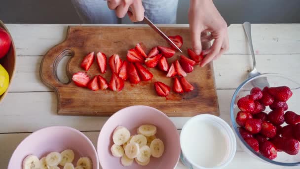 用草莓和香蕉做水果沙拉 — 图库视频影像