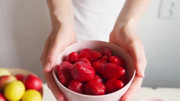 女人的手与碗与草莓 — 图库视频影像