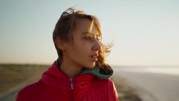 Zeitlupe einer Reisenden, die Sonnenaufgang am Meeresstrand trifft — Stockvideo