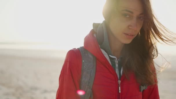 海のビーチで日の出に会う女性旅行者のゆっくりとした動き — ストック動画