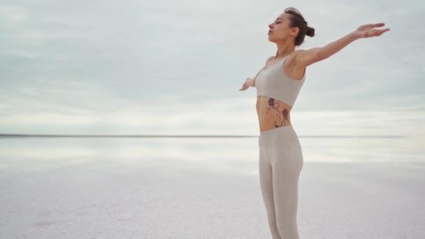 Krásná štíhlá žena v legíny a horní meditace a cvičení jógy venku — Stock video