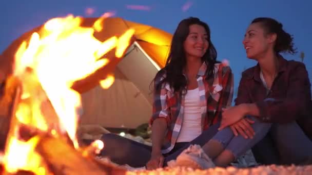 Радісна пара жінок розмовляє, жартує і сміється під час пожежі — стокове відео