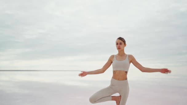 Jogi o wschodzie słońca w niekończącej się przyrodzie, dziewczyna praktyki jogi drzewo pozować — Wideo stockowe