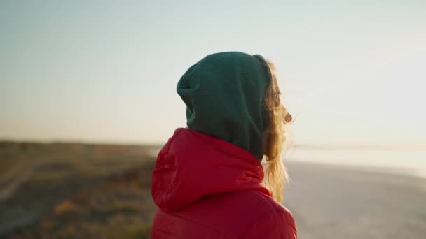 Slow motion close up retrato de Jovem mulher adulta viajante olhando para o nascer do sol na praia do mar. — Vídeo de Stock