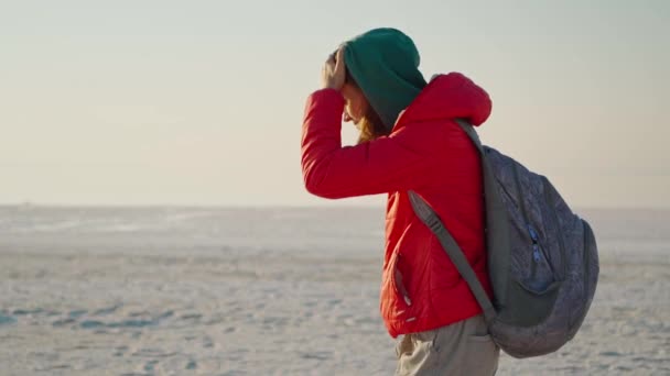Çekici, genç ve mutlu bir kadın inanılmaz altın gün batımı sahili boyunca yürüyor. — Stok video