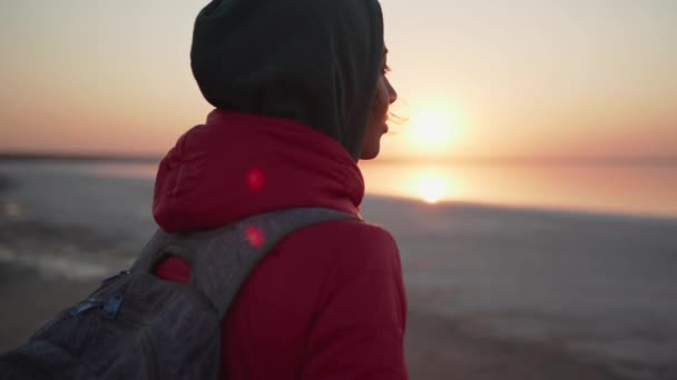 Zblízka portrét krásné ženy turistka v mikině těší úžasný východ slunce nad minerální soli jezera — Stock video