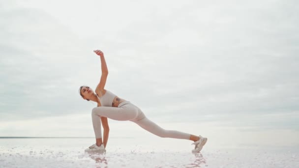 Nő csinál Lunge gerinc Twist stretches — Stock videók