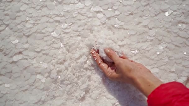 Womans hand holding crystallized salt flakes natural mineral formation — Stock Video