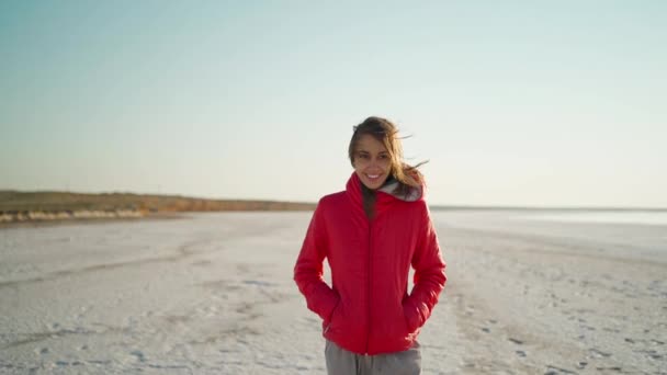 Slow motion Ung vuxen blandad raced kvinna resenär promenader längs vit strand och beundra soluppgången — Stockvideo