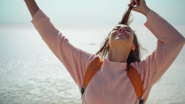 Mulher alegre feliz em camisola rosa de malha de grandes dimensões com braços abertos desfrutando paisagem natureza paisagem de sal plana — Vídeo de Stock