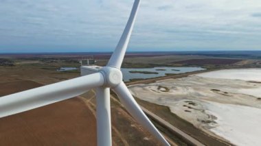 Rüzgar türbini. Yenilenebilir enerji, sürdürülebilir kalkınma, çevre dostu kavram. İHA 'dan hava görüntüsü