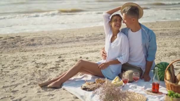 Mooi mooi koppel met romantisch afspraakje aan zee strand, knuffelen, grappen maken en lachen — Stockvideo