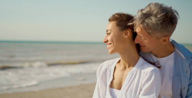 Deniz kıyısındaki mutlu çiftin yakın plan portresi, birlikte aşk anları.