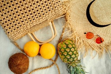 Plaj yazı kadın moda kıyafeti ve tropikal meyve düzlüğü