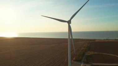 Rüzgar türbini. Yenilenebilir enerji, sürdürülebilir kalkınma, çevre dostu kavram. İHA 'dan hava görüntüsü