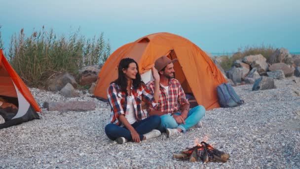 Due belle coppie che viaggiano con tende e grigliate di verdure in falò per cena — Video Stock