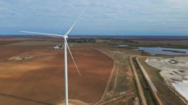 Vue aérienne du puissant parc d'éoliennes pour la production d'énergie sur un magnifique paysage balnéaire. — Video