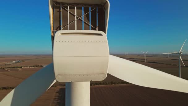 4K slow motion Fecho da turbina de moinho de vento e rotação de lâminas para energia alternativa, trabalho de turbina eólica para um clima limpo durante o dia — Vídeo de Stock