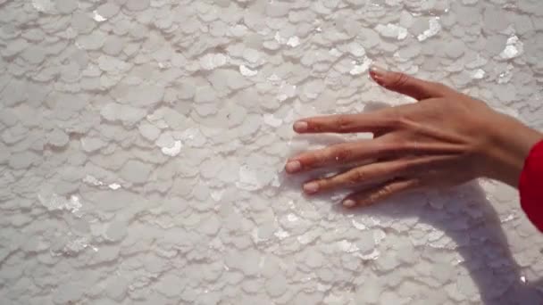 Womans main tenant des flocons de sel cristallisés formation minérale naturelle — Video