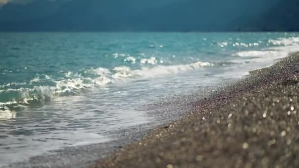 Olas de mar en cámara lenta rodando en la orilla en un día soleado. — Vídeos de Stock