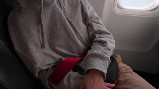 Stanco passeggero donna in covid maschera di sicurezza dormire sul sedile al finestrino in aereo — Video Stock