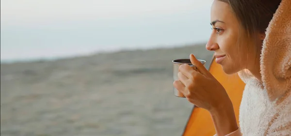 Close-up portrait woman holding mug and enjoys morning in camping in tent — Stock Photo, Image