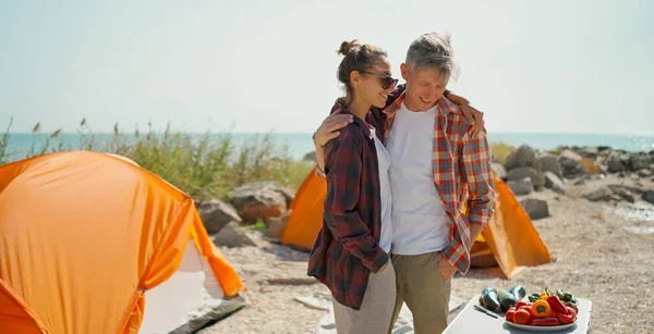 Lykkelig par som omfavner hverandre i campinghelgen, familiehobbyer – stockfoto