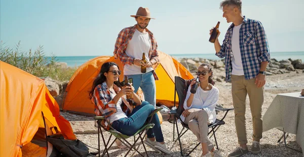 Venner som drikker kald øl på varm solskinnsdag på camping, har det gøy i helgen – stockfoto