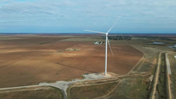 Drohnenflug zu einem riesigen Windkraftgenerator. Erneuerbare Energien, nachhaltige Entwicklung, umweltfreundliches Konzept — Stockvideo