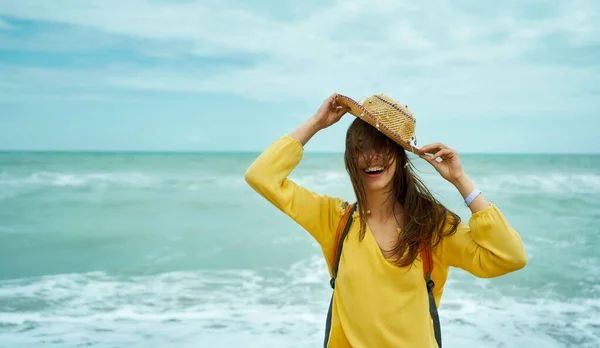 Aito kesän ranta muotokuva positiivinen tyttö tilalla oli olkihattu — kuvapankkivalokuva