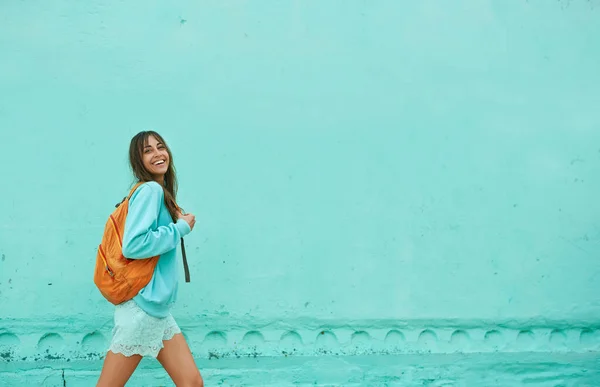 Yhteensä sininen minttu väri tyyli, iloinen aasialainen nainen kävelee sininen tausta — kuvapankkivalokuva