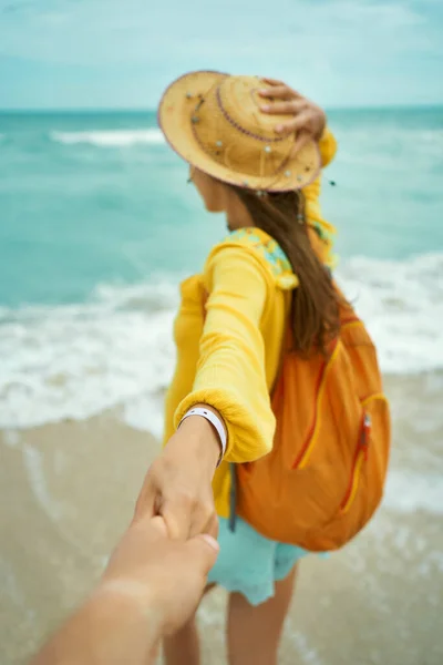 POV e Siga-me, mulher de chapéu de palha indo para o mar, segurando alguém mão. — Fotografia de Stock