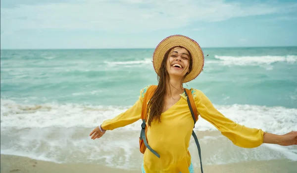 Vapaus tyytyväinen nainen nauttii meren rannalla loma, tunne hyvä — kuvapankkivalokuva