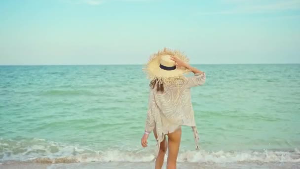Strand nyár elegáns lány boldog szabadság koncepció áll vissza nyitott karokkal kék óceán hullámok. — Stock videók