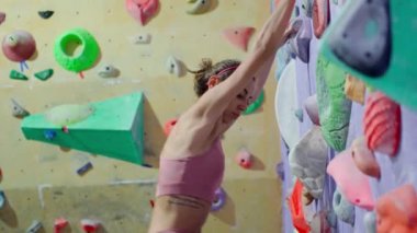 Tırmanma sporunda kas yapan kadın kaya tırmanışı eğitimi..