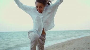 Mutlu bir kadın yaz plajında koşuyor ve özgürlüğü hissediyor.