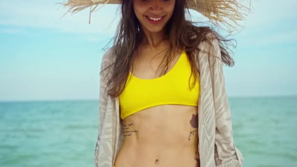 Retrato de la mujer sonriente riendo en sombrero de paja grande disfrutando de balneario en la playa — Vídeos de Stock