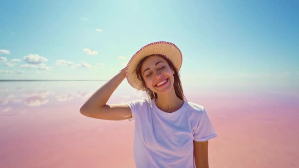 Clouse-up Sommer bunte Porträt hübsche Frau mit Hut glücklich lächelnd auf rosa See — Stockvideo