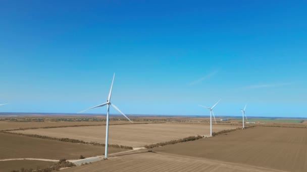 Luchtfoto van Wind Turbine Farm op landbouwvelden in Oekraïne op helderblauwe lucht achtergrond. — Stockvideo