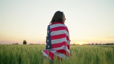 Arkaya bakan kadın yavaş çekim görüntüsü ABD bayrağıyla ellerini kaldırıyor..