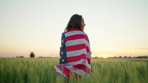 Vissza nézet lassított felvétel nő a területen felveti a kezét a zászló az USA. — Stock videók