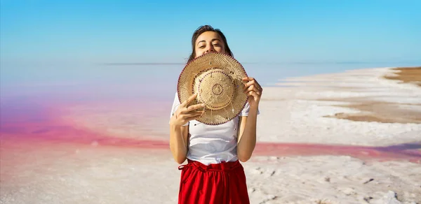 Sommerkvinne med utsikt fra stråhatt på rosa saltsjøer – stockfoto